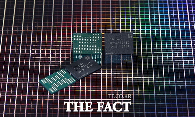 SK하이닉스가 업계 최고층인 176단 512Gb TLC 4D 낸드플래시를 개발, 제품 솔루션화를 위해 컨트롤러 업체에 샘플을 제공했다고 7일 밝혔다. /SK하이닉스 제공