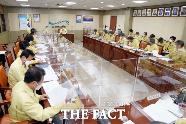 제주도교육청은 8일부터 비수도권 사회적 거리두기가 2단계로 격상됨에 따라 7일 오전 도교육청 상황실에서 이석문 교육감 주재로 긴급 대책본부회의를 가졌다. / 제주도교육청 제공