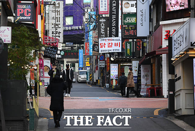 사회적 거리두기 2.5단계 시행을 하루 앞둔 7일 서울 강남역 먹자골목이 한산한 모습을 보이고 있다. / 배정한 기자