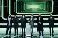  [2020 MAMA] 방탄소년단, 대상 '올킬' 총 8관왕…보아 특별무대까지