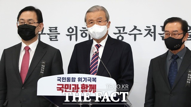 김종인 국민의힘 비상대책위원장이 8일 오후 국회에서 긴급 기자회견을 열고 더불어민주당의 공수처법 개정안 강행 처리에 대해 비판하고 있다. 왼쪽부터 주호영 원내대표, 김 위원장, 이종배 정책위의장. /국회사진취재단