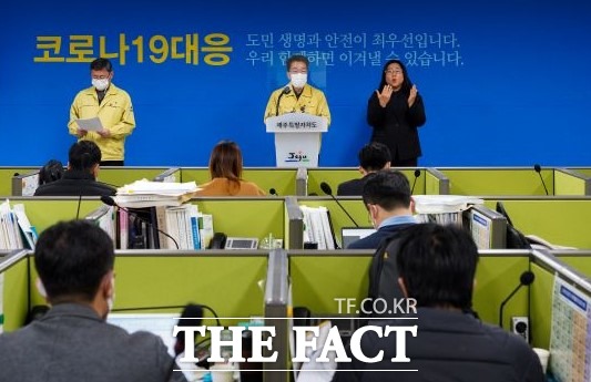제주도는 ‘제주형 코로나19 확진자 정보공개 지침’을 공개하며 불필요한 사회적 논란과 오보·가짜뉴스 확산 가능성을 방지하고, 구체적인 정보 안내와 설명으로 심리 방역에도 적극 대응하겠다고 8일 밝혔다. / 제주도 제공