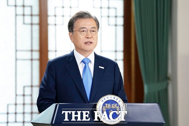 문재인 대통령이 8일 서울 강남구 코엑스에서 열린 제57회 무역의 날 기념식에 참석해 CPTTP 가입도 계속 검토해 나갈 것이라고 말했다. /청와대 제공