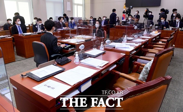 8일 오전 국회에서 열린 법사위 전체회의에서 공수처법 개정안이 통과되자 국민의힘과 국민의당 의원들이 퇴장한 가운데 회의가 진행되고 있다. /국회사진취재단