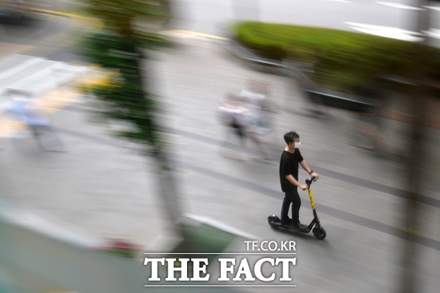 최근 1년 새 부산에서는 공유 전동킥보드 서비스 영역이 급속도로 확대되고 있다. 이에 따른 사고율도 증가하는 추세로 관련 개정안 시행을 앞두고 안전 문제에 대한 시민들의 우려가 깊어지고 있다. /더팩트DB