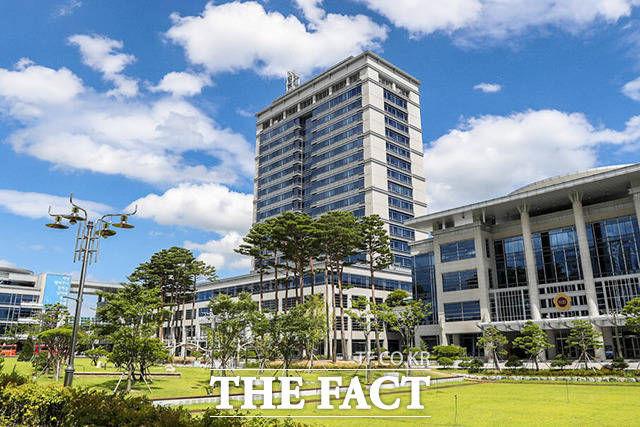 전북도와 전북공무원노조연맹·전공노전북본부·전라북도공무원노조간 전북단위 단체협약이 8일 체결됐다. 이날 체결은 도내 공무원노동조합 15곳이 빠짐없이 참여하며 전국 최초로 광역자치단체 내 모든 공무원노동조합을 아우르는 단체협약을 체결해 그 의미를 더했다. /전북도 제공