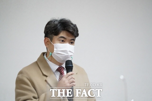 8일 오전 11시 목포시의회 김훈 의원이 동료의원 성희롱 혐의로 제명된지 17개월만에 법원의 제명취소소송에서 승소 결정으로 의회에 복귀하면서 의회 소회의실에서 기자회견을 하고 있다./목포=김대원 기자