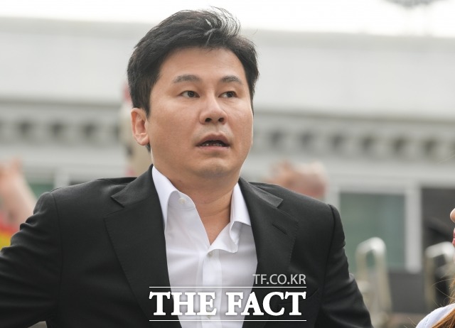 억대 원정도박을 벌인 혐의로 기소돼 벌금 1500만 원을 선고받은 양현석 전 YG엔터테인먼트 대표 프로듀서의 형이 5일 확정됐다. 사진은 지난 8월 서울지방경찰청에 피의자 신분으로 출석한 양 전 대표의 모습. /김세정 기자