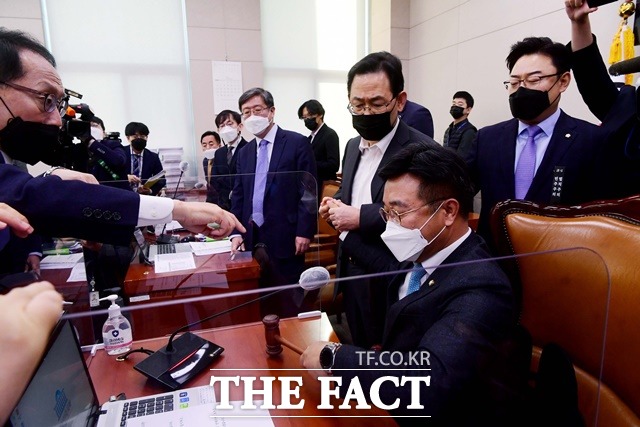 8일 오전 국회에서 열린 법제사법위원회 전체회의에서 고위공직자범죄수사처(공수처)법 개정안 등의 통과를 위해 윤호중 법사위원장이 의사봉을 두드리자 주호영 국민의힘 원내대표와 법사위 국민의힘 간사인 김도읍 의원 등이 항의하고 있다. /국회사진취재단