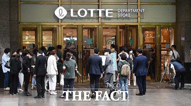 롯데백화점이 조직개편을 통해 디지털 전환에 속도를 낸다. /더팩트 DB