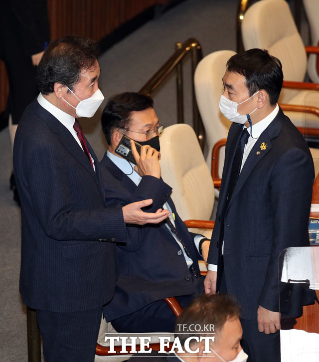 본회의 참석해 대화 나누는 이낙연 더불어민주당 대표(왼쪽)와 김용민 의원.