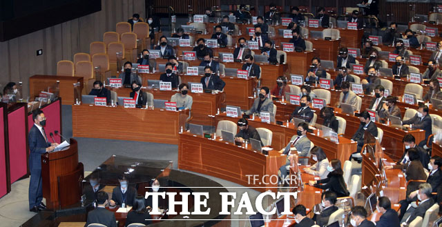 9일 본회의가 열린 가운데 여야 의원들이 고위공직자범죄수사처법 개정안 관련 찬반 토론으로 맞섰다. 9일 본회의에서 공수처법 반대 토론에 나선 유상범 의원(왼쪽). /국회=남윤호 기자