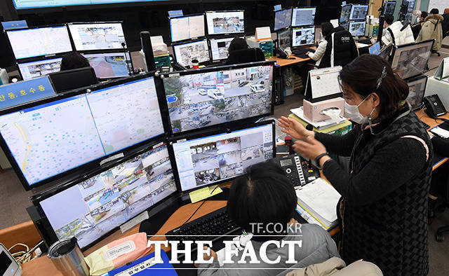 12년 전 등교하던 8살 어린이를 납치해 끔찍한 성범죄를 저지른 조두순의 출소를 사흘 앞둔 9일 안산시 상록구 안산시도시정보센터의 관계자들이 주택가 CCTV를 모니터링하고 있다./안산=임영무 기자