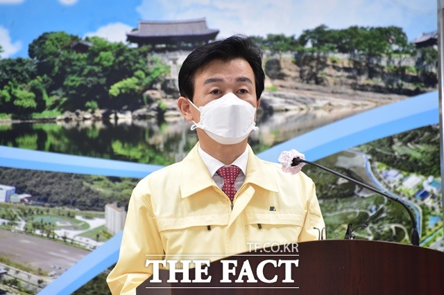 조규일 진주시장이 제3차 지역경제 긴급지원 대책을 발표하고 있다. /진주시 제공