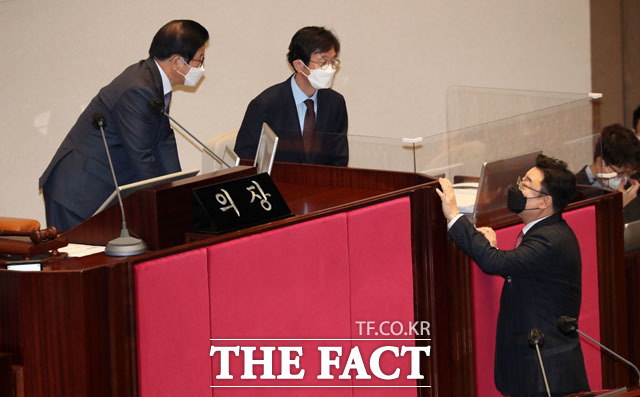박병석 국회의장(왼쪽)에게 본회의 연기 요청하는 김성원 국민의힘 원내수석부대표.