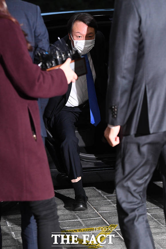 추미애 법무부 장관의 직무 배제 결정으로 출근하지 못했던 윤석열 검찰총장이 1일 오후 서울 서초구 서초동 대검찰청으로 출근하고 있다./남용희 기자