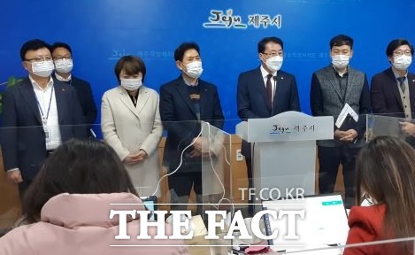 제주시는 9일 중앙로 지역 상인회와 횡단보도 설치 및 승강기 설치에 전격 합의, 협약을 체결했다. 안동우 제주시장과 집행간부들이 시청 브리핑룸에서관련 브리핑을 하고 있다. / 김용덕 기자