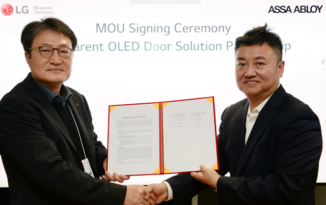 8일 오후 서울 여의도 LG트윈타워에서 열린 협약식에 참석한 LG전자 ID사업부장 백기문 전무(왼쪽)와 아사아블로이 엔트런스 시스템 대표이사 길한솔 사장이 기념촬영을 하고 있다. /LG전자 제공
