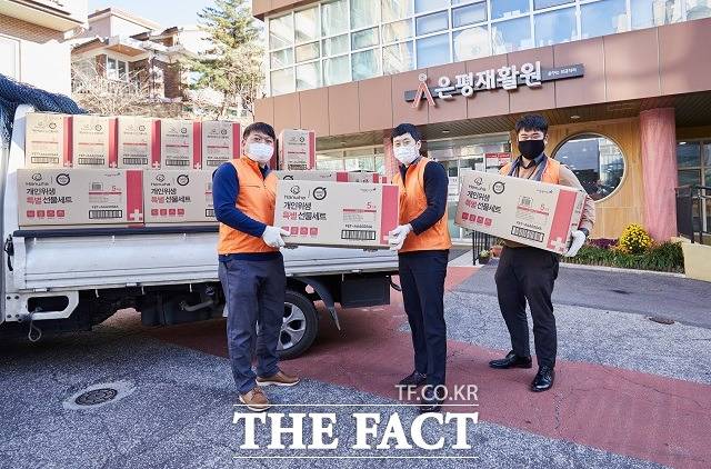 8일 오후 한화건설 봉사단이 서울 은평재활원에 방역물품을 전달하는 모습 /한화그룹 제공
