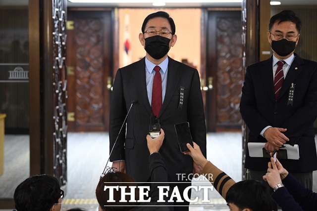 주호영 국민의힘 원내대표가 9일 오전 국회 로텐더홀에서 의원총회를 마친 후 기자들의 질의에 답변하고 있다. /국회사진취재단