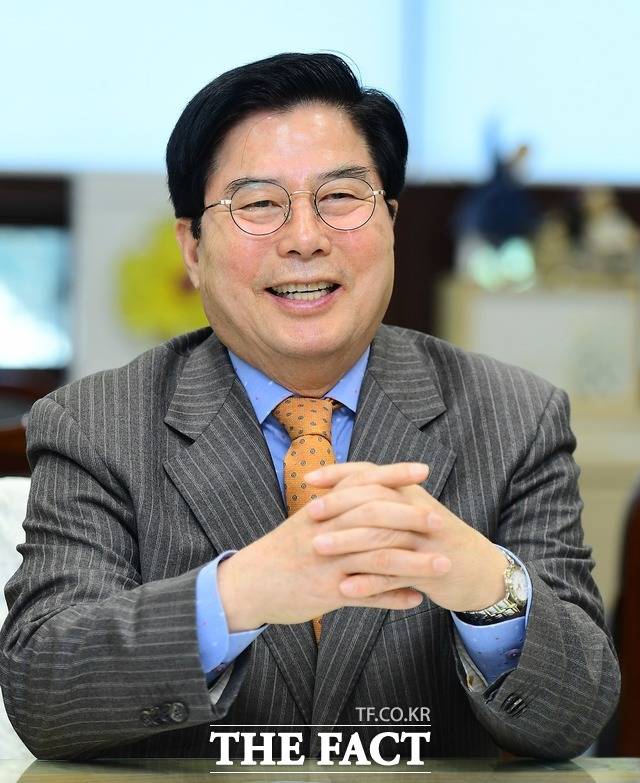 유두석 전남 장성군수가 농업분야 전반에 걸쳐 농업‧농촌 발전에 기여했다는 점을 높이 평가받아 제2회 대한민국 농업대상 지방농정 분야 최우수 지방자치단체장상을 수상했다./장성군 제공