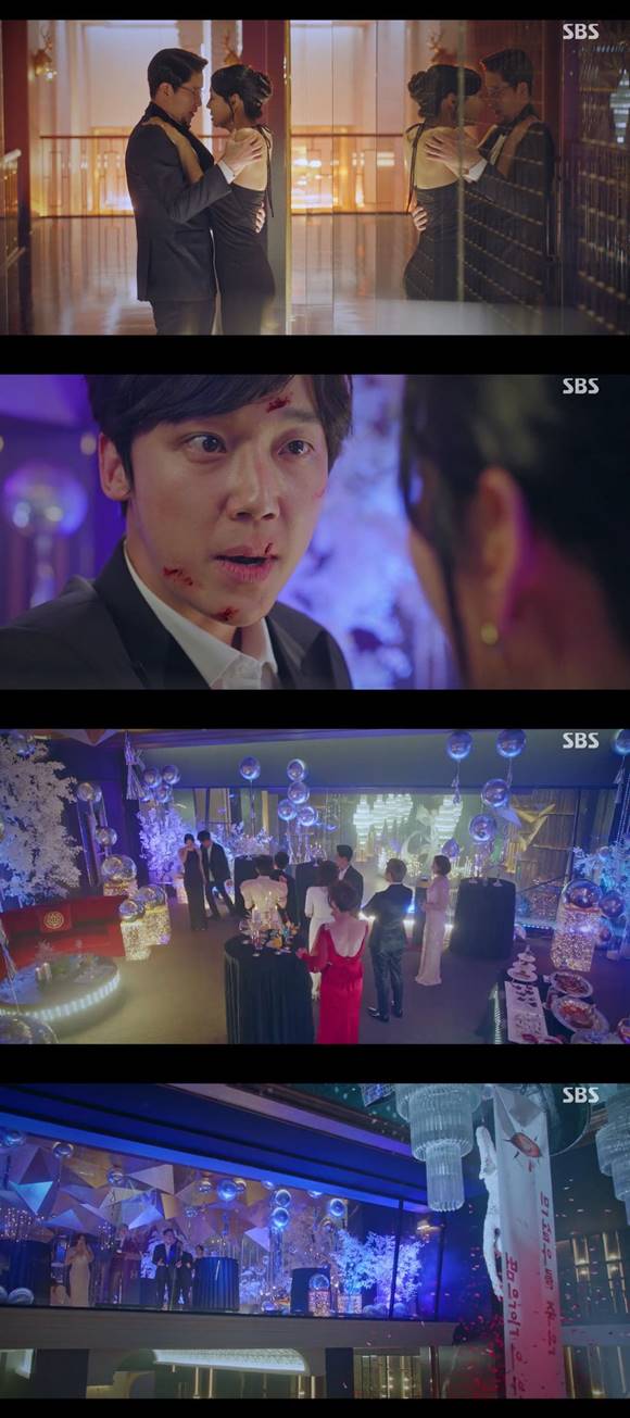 헤라펠리스 사람들과 파티가 시작되자 열등감에 사로잡힌 김소연(천서진 역)은 이지아(심수련 역)를 향해 선을 넘는 행동을 보였다. /SBS 펜트하우스 캡처