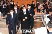 [TF사진관] '공수처법 OUT' 본회의장 앞에서 항의하는 국민의힘