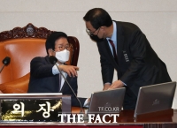 [TF포토] 국회의장과 대화 나누는 주호영