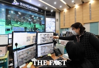 [TF포토] 골목 구석구석 살피는 안산도시정보센터 관계자들