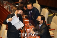 [TF포토] 본회의 안건 살펴보는 주호영