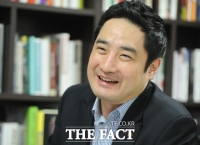  '명예훼손 혐의' 강용석, 체포 8시간 만에 집으로