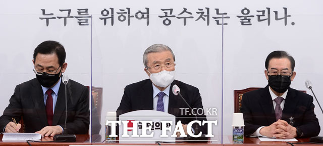 김종인 국민의힘 비상대책위원장(가운데)이 10일 오전 국회에서 열린 비상대책위원회의에서 발언하고 있다. 왼쪽부터 국민의힘 주호영 원내대표, 김 위원장, 이종배 정책위의장. /남윤호 기자