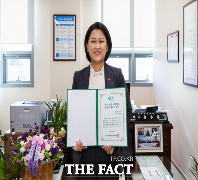 경북도의회는 김영선 도의원이 (사)한국환경정보연구센터가 주관하는 ‘2020 전국지방의회 친환경최우수의원’으로 선정됐다고 10일 밝혔다. 김영선 도의원이 상장을 들고 웃고 있다/김영선 의원 제공