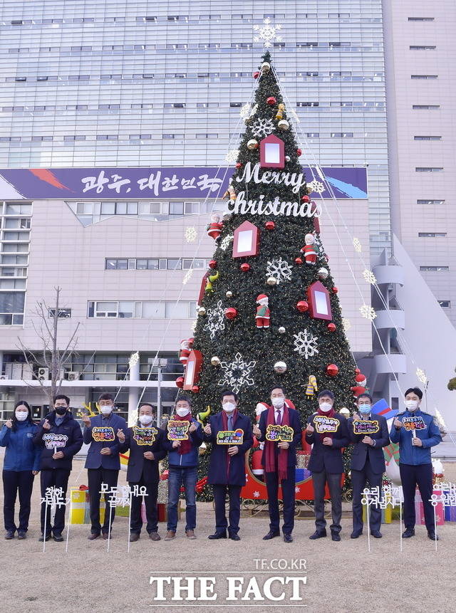 이용섭 광주시장, 크리스마스트리 점등식 참석 이용섭 광주광역시장이 10일 오후 시청 행정동 앞 잔디광장에서 열린 크리스마스트리 점등식에 참석해 김용집 광주시의회 의장, 시노조위원장 등과 기념촬영을 하고 있다./광주광역시 제공