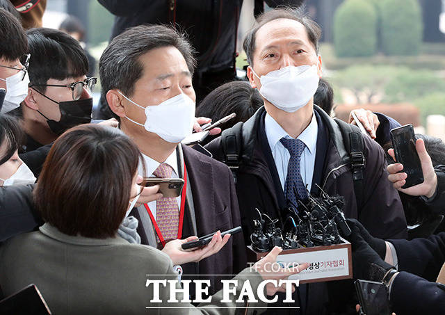 10일 오전 경기도 과천 정부과천청사에서 윤석열 검찰총장의 변호를 맡은 이석웅 변호사(왼쪽)와 이완규 변호사가 입장하고 있다. 이날 윤석열 검찰총장에 대한 징계 여부와 수위를 결정할 징계위가 열린다./과천=임영무 기자