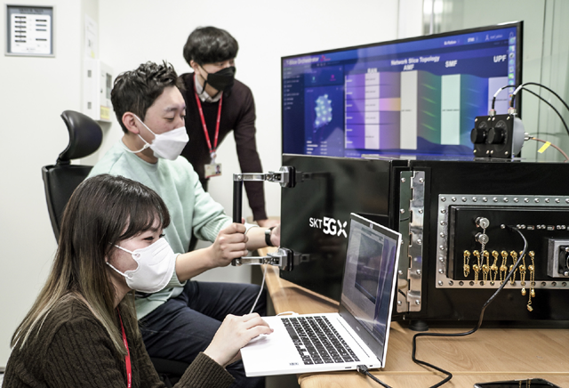 SK텔레콤 연구원들이 분당 기술원에서 네트워크 슬라이스 기술과 장비를 테스트하고 있다. /SK텔레콤 제공