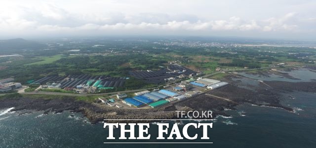 제주도 해양수산연구원은 도내 전복양식어가의 인력 저감을 위한 전복 육상수조 배양시설 세척용 자동청소기를 개발했다고 10일 밝혔다. / 제주도 제공