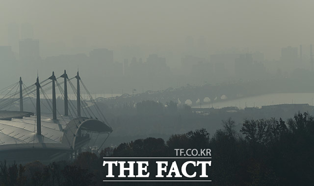 기상청에 따르면 오늘(11일) 기온이 영상권으로 한낮 기온이 10도를 넘기며 포근하겠다. 하지만 초미세먼지 농도가 나쁨을 보이며 공기가 탁하겠다. /이효균 기자