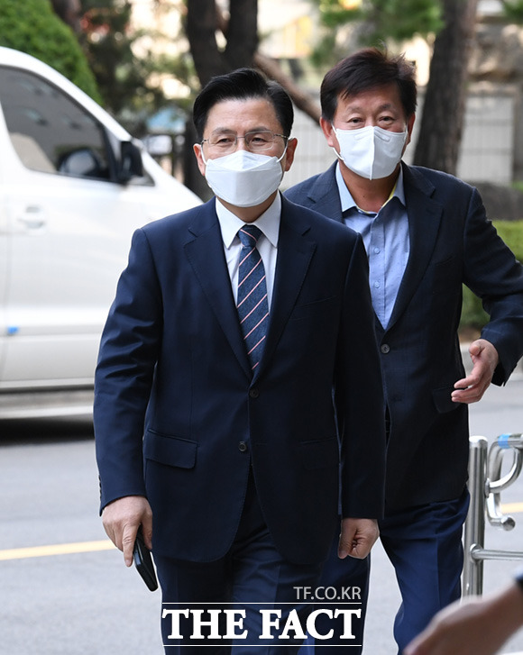 황교안 전 미래통합당 대표가 10일 더불어민주당이 공수처법 개정안을 일방적으로 본회의에서 처리한 것과 관련해 문재인 정권이 대한민국 민주주의에 뺄 수 없는 대못을 박고 있다고 맹비난했다. 황 전 대표가 지난 9월 2일 패스트트랙 사건과 관련해 서울 양천구 서울남부지방법원에서 열린 재판에 출석하는 모습. /임세준 기자