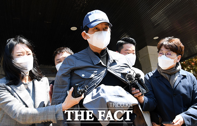 검찰이 검사 술접대 의혹을 폭로한 김봉현 전 스타모빌리티 회장의 가족을 압수수색했다. /임영무 기자
