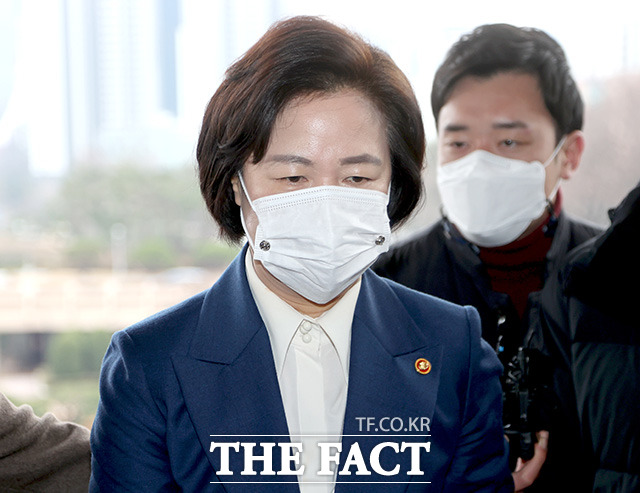 고위공직자범죄수사처(공수처)법 개정안이 국회 본회의를 통과한 가운데 추미애 법무부 장관이 기다려준 국민 여러분께 감사드린다며 소감을 전했다. /임영무 기자