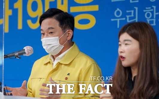 제주특별자치도가 제주시 아라동과 이도2동내 워크스루 선별진료소를 설치하고, 이 일대를 집중 방역관리 지역으로 설정하는 등 코로나19 확산 방지를 위한 총력전을 펼친다. 원 지사는 이날 기자회견을 통해 신속한 진단 검사 실시 및 집중 방역관리 실시를 지시했다. / 제주도 제공