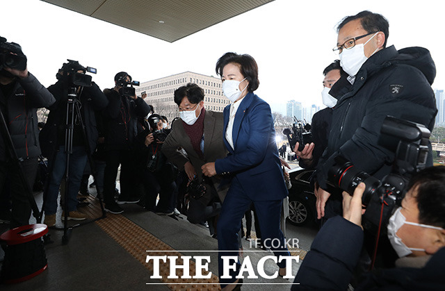 추미애 법무부장관이 10일 오전 윤석열 검찰총장 검사징계위가 열리는 경기도 과천시 법무부 청사에 출근하고 있다./과천=임영무 기자