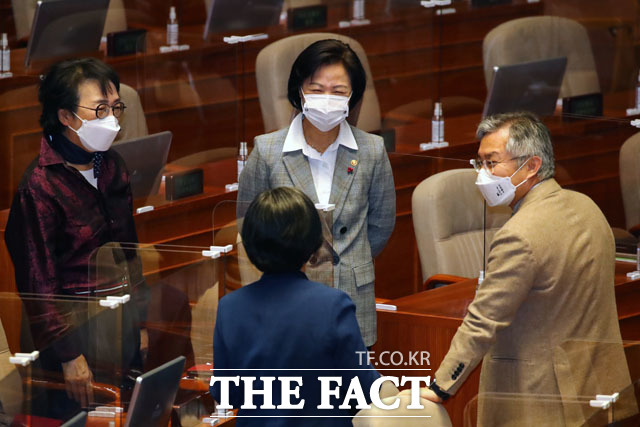 추미애 법무부 장관이 9일 오후 국회에서 열린 제382회 국회 정기회에 참석해 열린민주당 최강욱 대표(오른쪽), 김진애 의원(왼쪽), 강민정 의원(아래)과 대화하고 있다. /국회=남윤호 기자