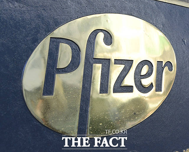 9일(현지 시간) 외신에 따르면 캐나다 정부가 영국, 바레인에 이어 세번째로 화이자 백신의 사용을 승인했다. 사진은 서울 중구 명동에 위치한 한국화이자제약 건물. /배정한 기자