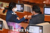 [TF포토] 추미애-윤호중, '주먹 인사'