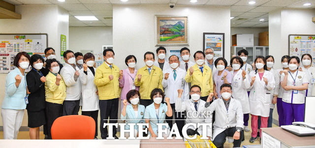 11알 정세균 국무총리가 코로나19 감염병전담병원인 목포시 의료원을 방문해 점검하고 김영록 전남지사, 김종식 목포시장, 이원구 목포시의료원장, 의료원 관계자들과 함께 기념촬영 후 노고를 격려했다./목포시 제공