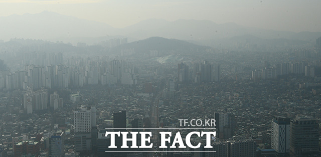 토요일인 12일은 전국이 구름많다가 아침에 중부지방부터 차차 맑아지겠다. 이동률 기자