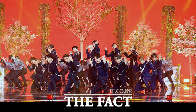 더팩트가 주최하고 팬앤스타(FAN N STAR)가 주관하는 2020 더팩트 뮤직 어워즈(THE FACT MUSIC AWARDS, TMA)가 12일 오후에 열려 그룹 세븐틴이 멋진 무대를 펼쳐보이고 있다. /사진영상기획부