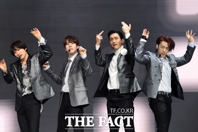 그룹 슈퍼주니어가 12일 열린 2020 더팩트 뮤직 어워즈에서 팬앤스타 초이스상과 팬앤스타 최다득표상을 받았다. /남윤호 기자